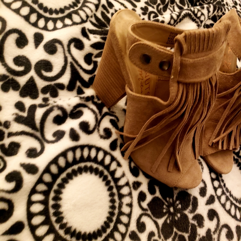 Shoes - Picture 2 of 4